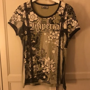 T-shirt  - Jätte fin T-shirt som är storlek L men är defenetivt liten i storleken så jag skulle säga en s/m 💕 köpt secondhand men har själv aldrig andvänt 
