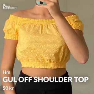 Gul off shoulder top - Säljer denna jättefina off shoulder topen då den inte kommer till användning längre. Denna är i mycket bra skick. Mycket Finn passform och bra i storleken.💛💛 (bilden är lånad från min egna tise)