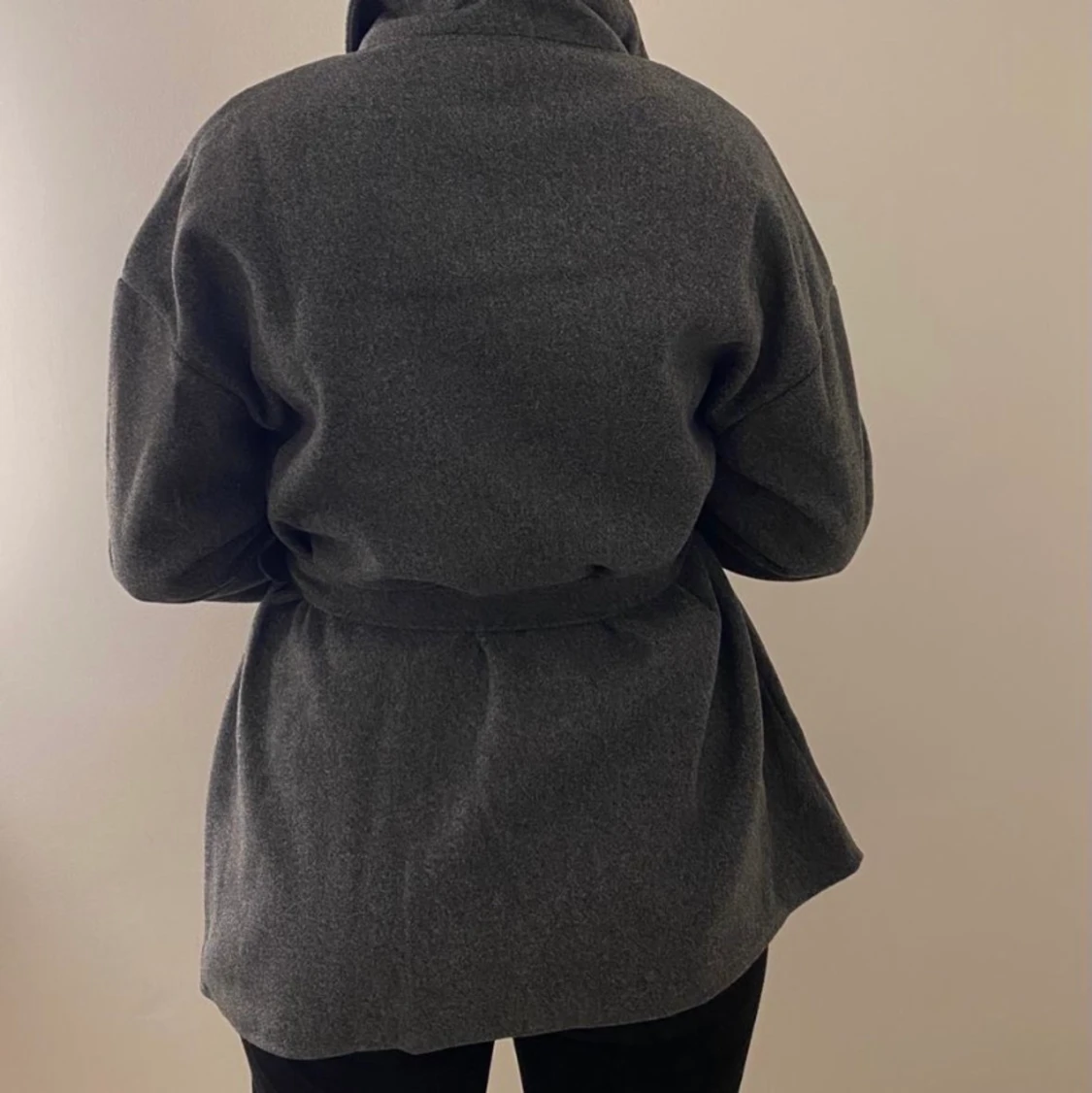 Mörkgrå kappa med band.  - 90