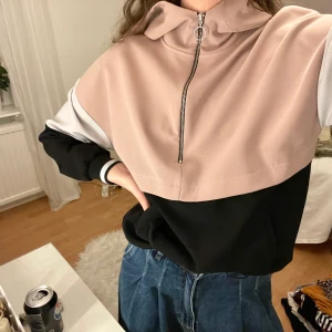 Hoodie strl XS - En hoodie från Zara med sportinslag. Tröjan har en luftigt material superskönt på sommaren. Hoodien är använd Max 3 gånger och är därför nästan som nyskick. Inga slitage eller något. Längst ner sitter en resår så att du själv kan välja passform på tröjan. Köpt 2019 med nypris på 400kr du väljer själv hur du vill att frakten ska gå till. 