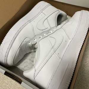 Nike air force 1 i nyskick! - Nike air forces 1 i nyskick, knappt använda! Färgen och formen är fortfarande jättebra! 🤍 Skorna kommer med orginalbox!
