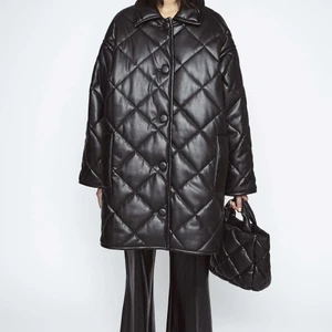 Stand Studio Jacey Puffy Black - STAND STUDIO  Jacket Jacey Puffy Black endast använd en gång. Säljer för att den inte kommer till användning. Passar s-m 