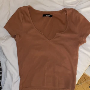 Bronse/Brun tröja - Tröja från Bikbok. Använd 1 gång , helt som ny.