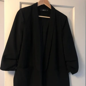 Svart fin kavaj från Gina tricot - Säljer min svarta kavaj från Gina tricot som inte kommer till användning❣️