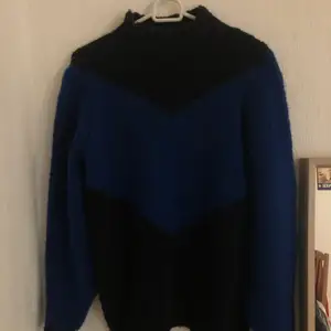 Tja, säljer en skitsnygg stickad tröja från NAKD! Enligt tröjan är det en storlek xxs, jag skulle mer säga att det är en S/M. Den har som sagt en liten polokrage vilket e skitsnyggt. 