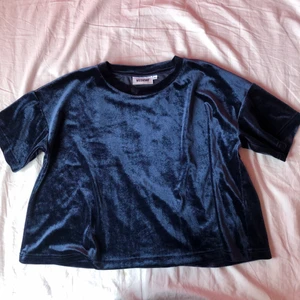 Tshirt - Blå tshirt från weekday, i bra skick. 