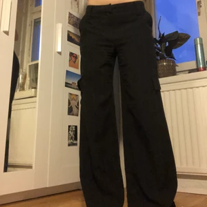 Svarta kostymbyxor - Akitcoola kostymbyxor med vida ben. Ficka vid knät på båda benen :) Medelhöga/låga i midjan (beror på hur stora dom är på den som bär dem!) 💕