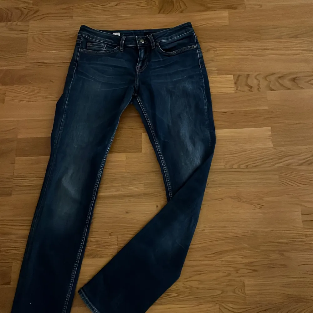 Ett par lågmidjade Tommy Hilfiger jeans. Det står storlek 28/34 i, skulle säga att de passar någon som har S. De går lite längre än ned till foten på mig dom är 1,70. Hör gärna av dig om du har frågor eller för fler bilder💘💘återkommer med pris för frakt. Jeans & Byxor.