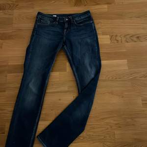 Ett par lågmidjade Tommy Hilfiger jeans. Det står storlek 28/34 i, skulle säga att de passar någon som har S. De går lite längre än ned till foten på mig dom är 1,70. Hör gärna av dig om du har frågor eller för fler bilder💘💘återkommer med pris för frakt