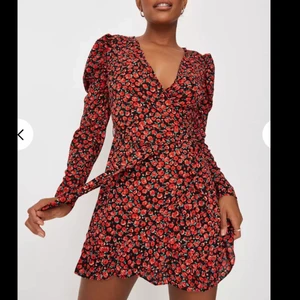 Blommig klänning med puffärmar - Röd och svart blommig klänning ifrån Missguided i stolek 34. Aldrig använd med lappen kvar! Nypris: 450kr Väldigt fin nu till våren/sommaren. 🌸 Kan mötas upp i Uppsala, alternativt posta (köpare väljer frakten). 🥰