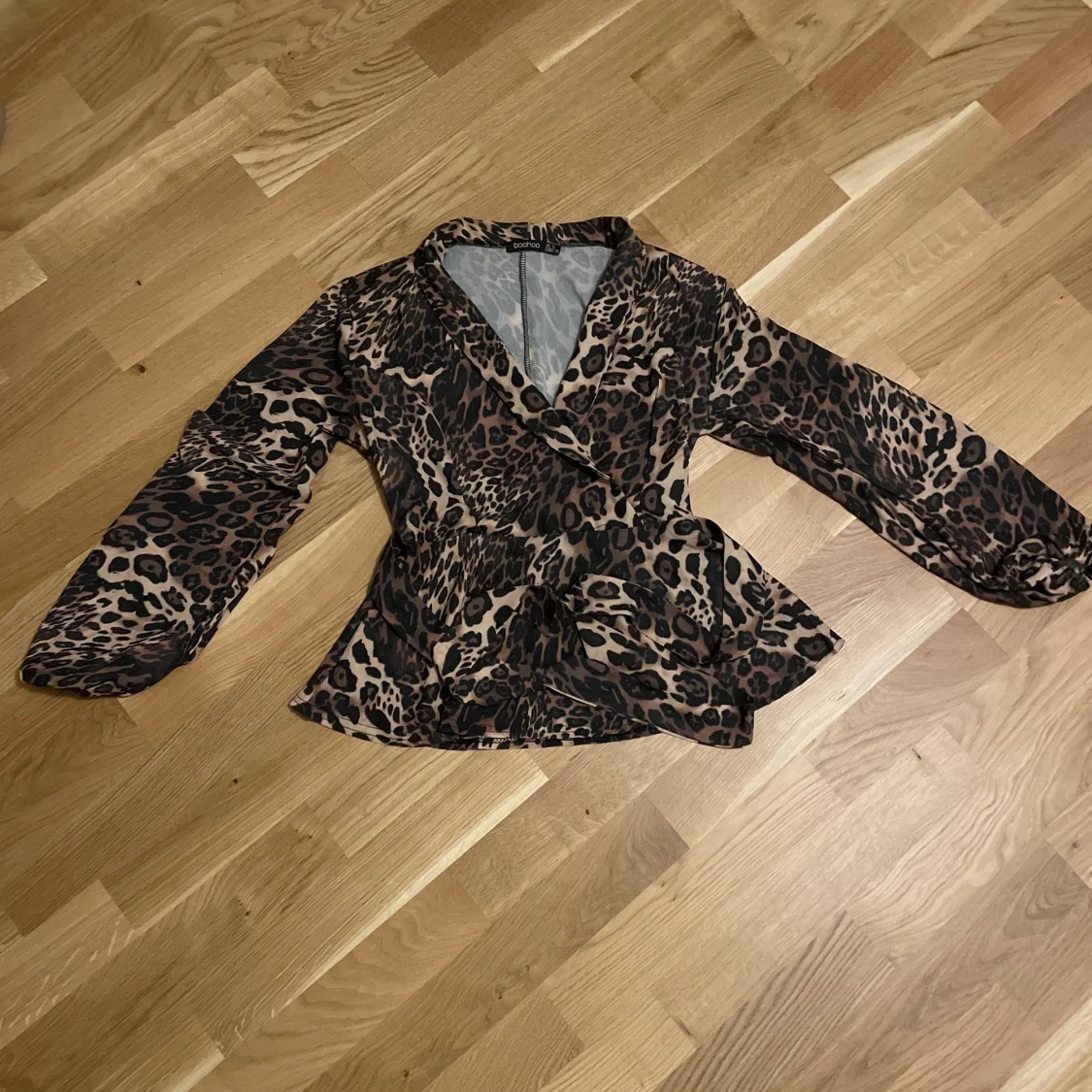 Wrap tie blus med leopard mönster