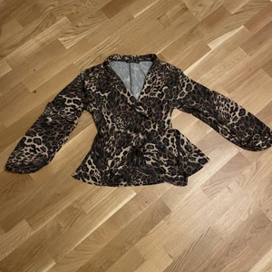 Wrap tie blus med leopard mönster  - En wrap tie blus med leopard mönsterfrån bohoo i storlek  Eu 34/36:) 