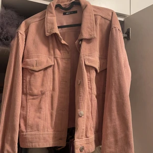 Gina tricot jacka - Storlek l men passa en m 