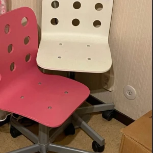 Barnstol - Två barnstolar 60:-/ st Vit & rosa Hämtas i Täby.