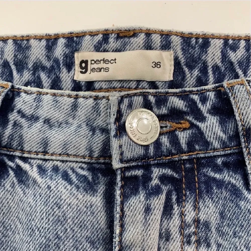 Högmidjade mom jeans, använt några få gånger💓 Jag är 1,72 cm lång, skriv privat om du är intresserad och så kan vi diskutera priset 💓 de är köpta får 599 kr och säljs nu för 150kr. Jeans & Byxor.