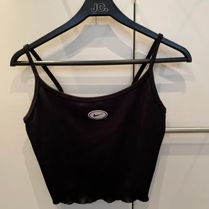Nike linne svart - Säljer detta linne som jag hade levt i om det var i min storlek😫 Köpt på zalando och endast testat då det som sagt är fel storlek :( Svart, ribbat, med nike-loggan på bröstet. Kort passform, går nästan ner till naveln på mig som är 167cm lång. Passar perfekt till jeans eller kjol till vardags eller till träning <3 skriv för fler bilder eller mått och liknande 💕 pris går att diskuteras, är flera intresserade blir det budgivning