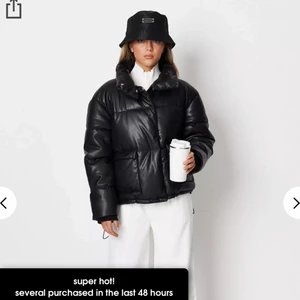 Jacka -  Säljer denna snygga jacka från misguided i storlek 34 , använd fåtal. Nypris 900