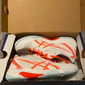 Asics inomhusskor  - Ett par nya Asics inomhusskor i storlek 38. Fint skick och använda endast en gång. Sälj pga att det var försmå för mig. Snöret är lite mer rosa en vad det ser ut på bilden , jättefina skor.💗💗 nypris för skorna är 650kr så säljer för ett bra pris. Priset kan dock alltid diskuteras. Jag kan mötas upp inom Ronneby, Karlskrona eller Karlshamn. Kan även skickas men köparen står då för frakten. 