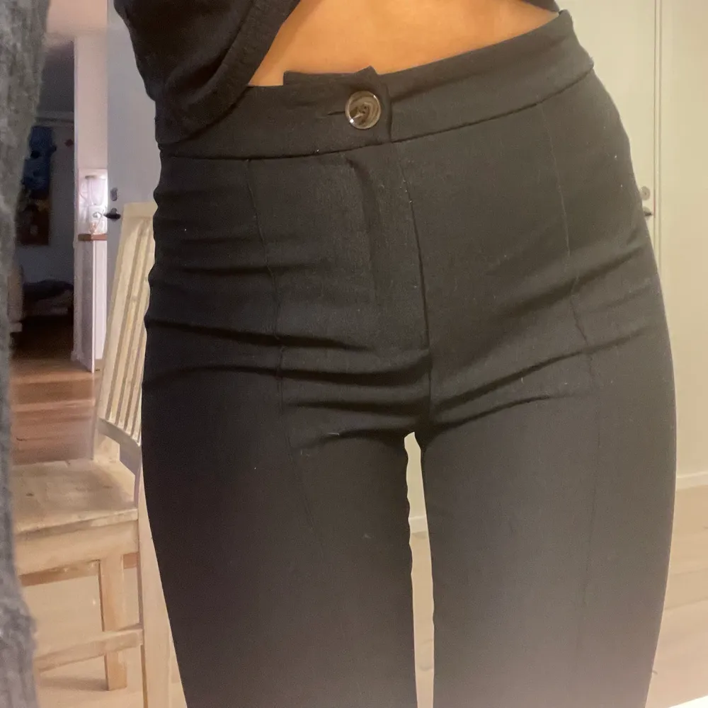 Säljer dessa kostymbyxor/yogapants som sitter som en smäck! Supersnygga, sköna och passar till allt men sitter tyvärr lite tajt på mig som är 165cm lång och generellt bär S. Jeans & Byxor.