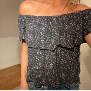 Tröja - Gullig offshoulder tröja från bikbok, bra kvalite och skick, köparen står för frakt❣️