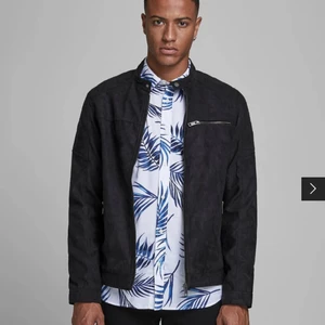 BIKERJACKET IFRÅN JACK&JONES STORLEK XL - BIKERJACKET IFRÅN JACK&JONES STORLEK XL. ALDRIG ANVÄND. NYPRIS 699:- Yttertyg: 88% Polyester, 12% Viskos; Foder: 100% Polyester; Foder: 100% Polyester