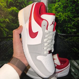 Air Jordan 1 Low SE ✂️ - Air Jordan 1 Low SE 'Light Smoke Grey Gym Red' ✂️  Storlek:  -41  Pris:1899kr