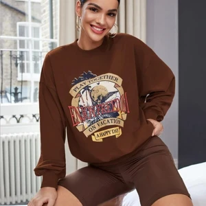 Trendy Brown sweatshirt storlek S - Säljer denna skitsnygga bruna tjocktröjan för att den inte är min stil längre. Är använd, men har inga fläckar och är inte skrynklig. Kan mötas upp i Gbg😊 Annars tillkommer frakt💕💕❤