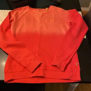 Super fin tröja Stl S. Skicket är som ny. Färgen är faidad. 
