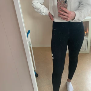 Träningstights  - Snygga träningstights från stronger, tjocka i materialet och lite mindre i storleken 