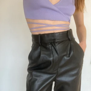 Skinnbyxor PU Fuskskinn Byxor Raka  - Passar storlek 34🖤🖤🖤 Frakt 66kr💌 eller hämtas hos mig på Södermalm💘