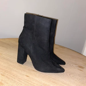 Svarta boots - Svarta boots med klack. Knappt använda. Storlek 38. Säljer för 100kr + frakt. Totalpris: 191kr 💓