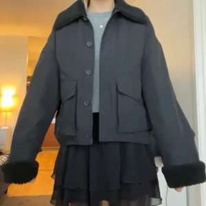 Supersnygg jacka - Intressekoll på denna supermysiga och snygga vinterjackan ifrån Other stories. Den är supervarm med fluff inuti så den är perfekt till de kalla vädret nu. Nypris är 1450 och har använt den Max 5 gånger! Tar bud från 900kr! ❤️