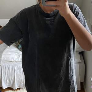 Snygg grå oversized t shirt från missguided , knappt använd, originalpris: 270kr. Köparen betalar frakten 💞