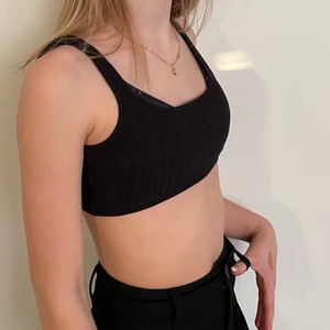 Kort top svart  - Tajt stretchigt tyg stor urringning fram och bak. Från monki ej använd mycket endast en. Ribbat tyg.