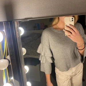 Tröja med volanger - En tröja från Bik Bok, i princip oanvänd. Nypris 400kr, säljer för 150kr.