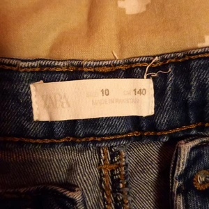 Zara Jeans - Jeans, 10 yrs old, size 140, Made in pakistan köparen står för frakt 66 kr säljer för jag vuxit ur dem använda 4-5 ggr pris kan diskuteras 