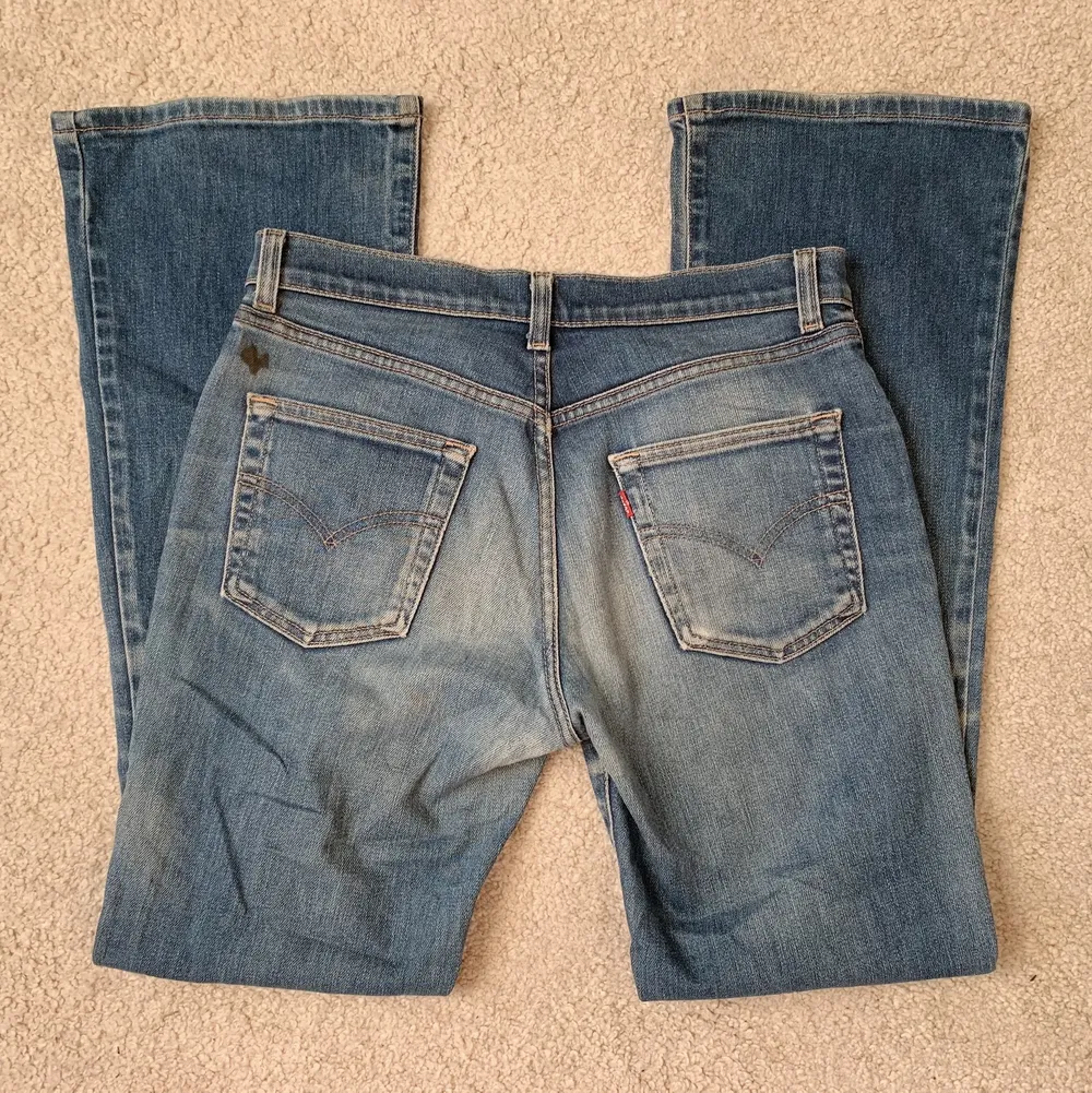 Säljer dessa flared Levis Jeans i storlek W31L34, 80cm midja och 82cm innerbenslängd!💕 OBS! Liten fläck ovanför vänster bakficka, märks dock inte när man har på sig dem🖤 Jag på bilderna är 172cm och brukar ha storlek 38/W28/S-M❤️. Jeans & Byxor.