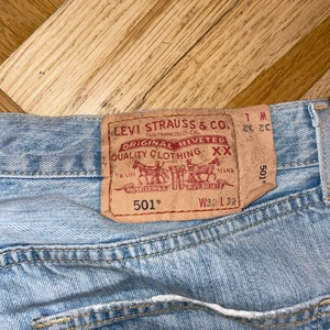 Levis 501 vintage  - Säljer nu mina Levis vintage 501 i rak modell, lite vida längst ner. Storlek 32-32, bra passform!!