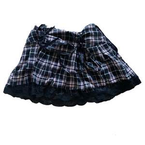 Säljer en urgullig rutig kjol som passar storlek xs. Så fin och i riktigt fint skick!! Hör av dig vid intresse! <3