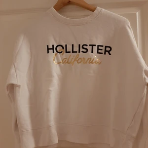 Hollister sweatshirt strl S  - Har inga tecken på användning och har inte används mer än 3 ggr. Som i ny sick. Köptes våren 2020. Som man kan se på tredje bilden så har tröjan som fodder inåt i som gör den mysig. Anledningen till varför jag säljer den beror på att den inte kommer till användning mer.