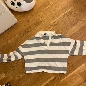 Randig ny tröja - Säljer denna fina randiga tröja som bara är använd en gång! Köpte den på Gina tricot i somras men den har bara hängt i min garderob. Eftersom jag inte använder den så säljer jag den för 69 kr! 💞