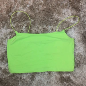 Neongul crop top  - En croppad topp i neon gul/grön