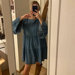 Klänning, storlek M  - Dags att sälja denna underbara klänning från Zara🦋 storlek M men passar absolut S/XS också. Jag är vanligtvis XS för lite referens🥰 Så härlig och luftig! Älskar den blå denimfärgen👌🏼💘