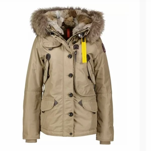 Beige Parajumper jacka storlek M - Priset kan diskuteras  Beige parajumper jacka i storlek M  Dammodell men funkar även på killar. Ordinarie pris 10 000 Den är använd med är precis som ny