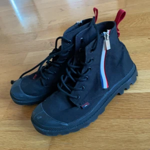 Palladium boots  - Svarta palladium boots som jag bara har provat, säljer dom för att de är för små tyvärr. Det är storlek 39 men upplever dom som små, de känns snarare som en mindre 38. Jätte fint skick, kartongen slängde jag dock i somras när jag köpte dom. Dom är inte fodrade och kan därmed användas året om till olika outfits. 