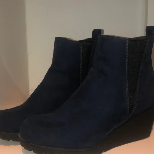 Skor - Blåa skor med låg klack, använda fåtal gånger ✨Frakt +110kr✨