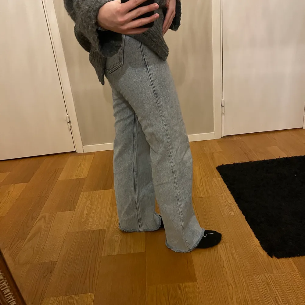 Monkis wide leg jeans i storlek 25 (ungefär som en 34-36) sitter perfekt på mig och är 1.61 funkar för dem som både är kortare eller längre eftersom de sitter långt på mig. (Finns fler bilder på dem) Priset kan alltid diskuteras!. Jeans & Byxor.