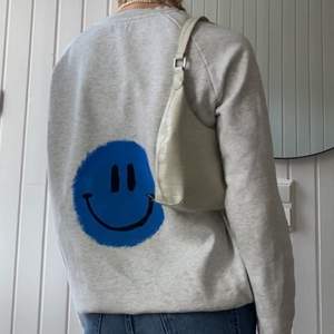 Skitcool sweater unikt handmålad av vårt UF! originellt från Weekday men köpt secondhand! Vid stort intresse, buda! 💙