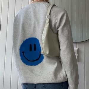 Smiley shirt - Skitcool sweater unikt handmålad av vårt UF! originellt från Weekday men köpt secondhand! Vid stort intresse, buda! 💙