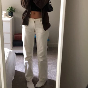 Arrow  - Lågmidjade vita slutsålda jeans från weekday i modellen arrow. Köpta för 500kr💖 säljer dem då de inte kommer till användning